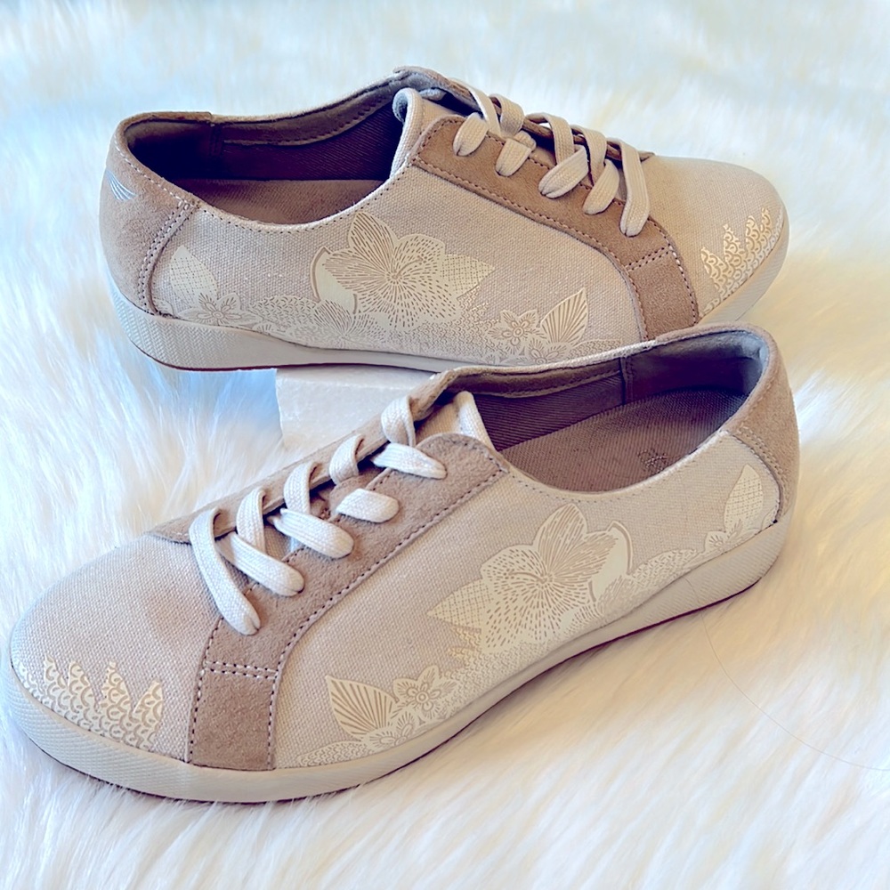 ⭐️ Dansko Oliso Tan/Cream Sneakers - Picture 11 of 11